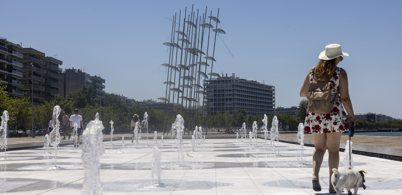 Συνεχίζεται ο καύσωνας σε όλη τη χώρα - Σταθερά στους 39 «κολλημένο» το θερμόμετρο στην Θεσσαλονίκη