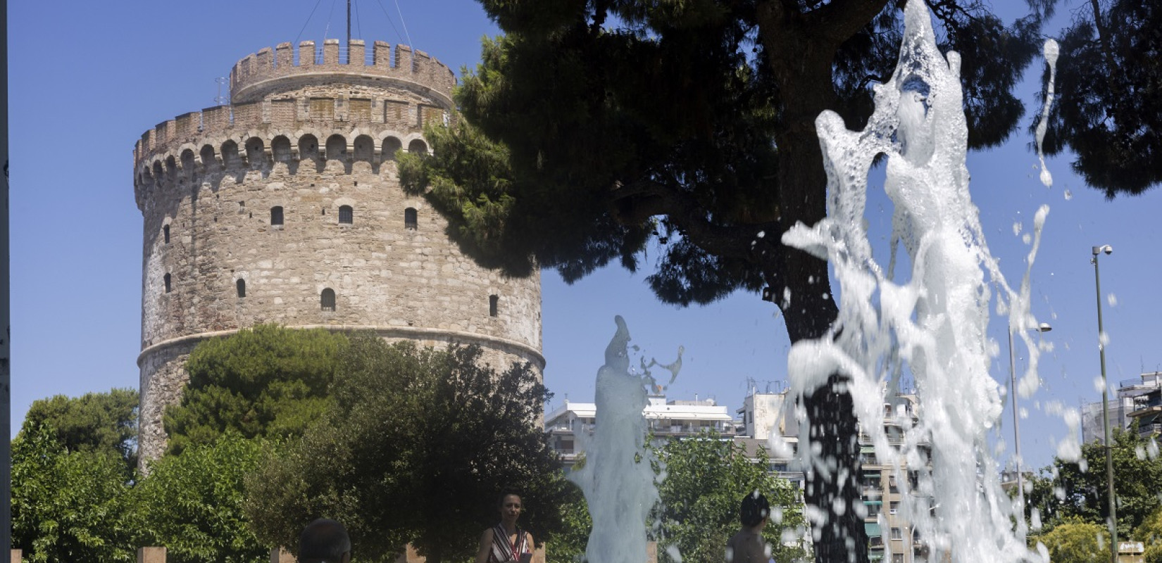 Καιρός με δύο «πρόσωπα»: Έρχονται μπόρες και καταιγίδες πριν το πρώτο 36άρι του Σαββατοκύριακου (βίντεο)