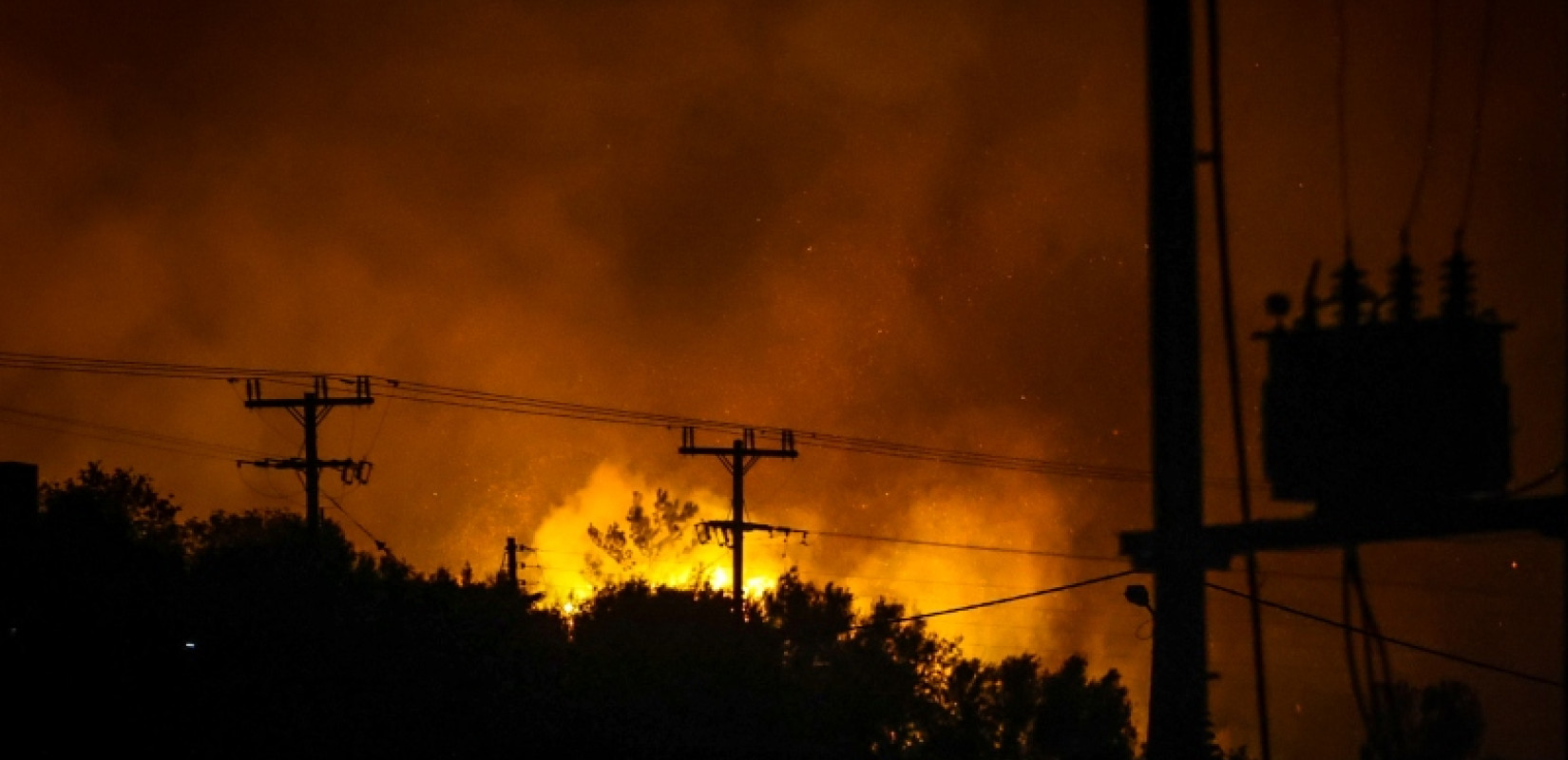 Φωτιά στο Λασίθι: Μαίνεται το πύρινο μέτωπο – Κάηκαν σπίτια, εκκενώθηκαν οικισμοί και ξενοδοχεία (βίντεο)