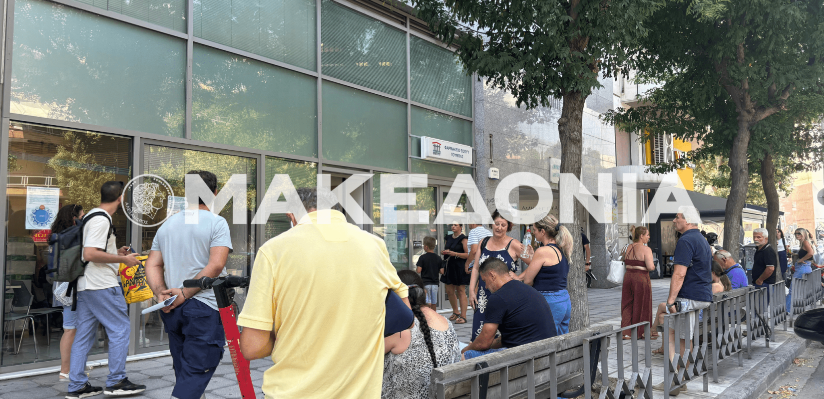 Θεσσαλονίκη: Στην ουρά εν μέσω καύσωνα έξω από φαρμακείο του ΕΟΠΠΥ  (βίντεο)