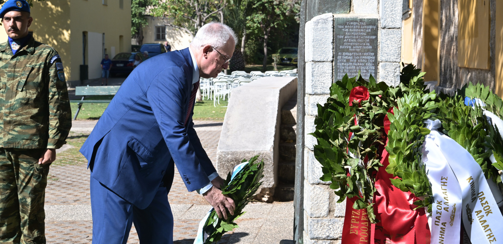 Κ. Τασούλας: Kατέθεσε στεφάνι στην προτομή του Σπύρου Μουστακλή για την 51η επέτειο αποκατάστασης της Δημοκρατίας