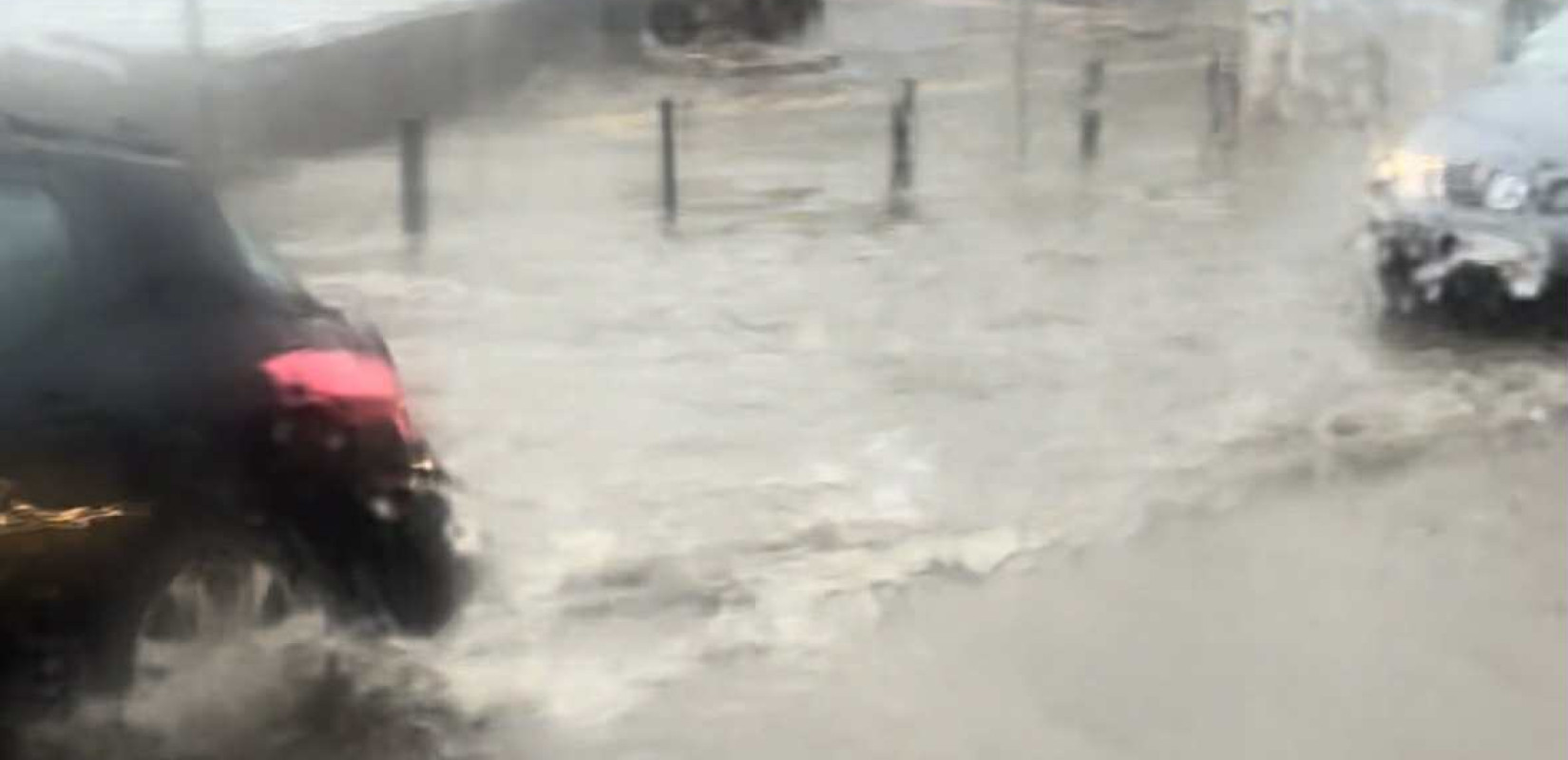 Θεσσαλονίκη: Πλημμύρισαν δρόμοι στο Βαρδάρη (βίντεο)