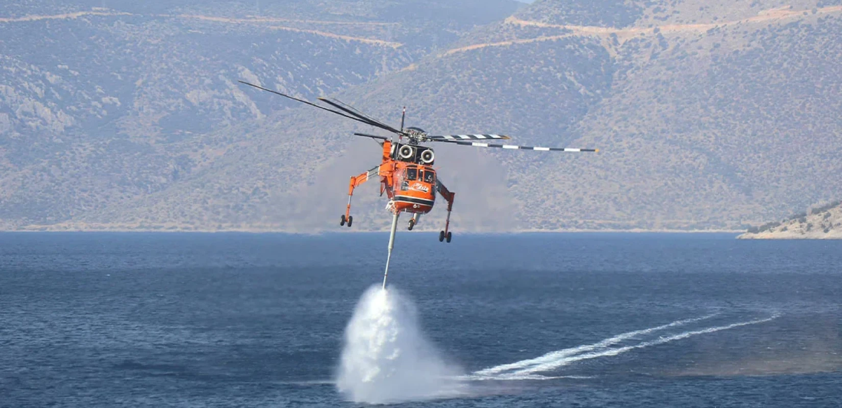 Φωτιά στον Ασπρόπυργο: Αναγκαστική προθαλάσσωση πυροσβεστικού ελικοπτέρου στην Ελευσίνα - Καλά στην υγεία τους οι 3 επιβαίνοντες