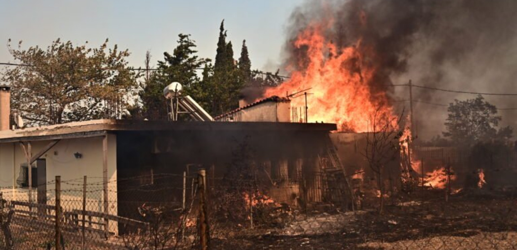 Αυτοψία του Κ. Κατσαφάδου στις πληγείσες περιοχές από την πυρκαγιά στο Κρυονέρι