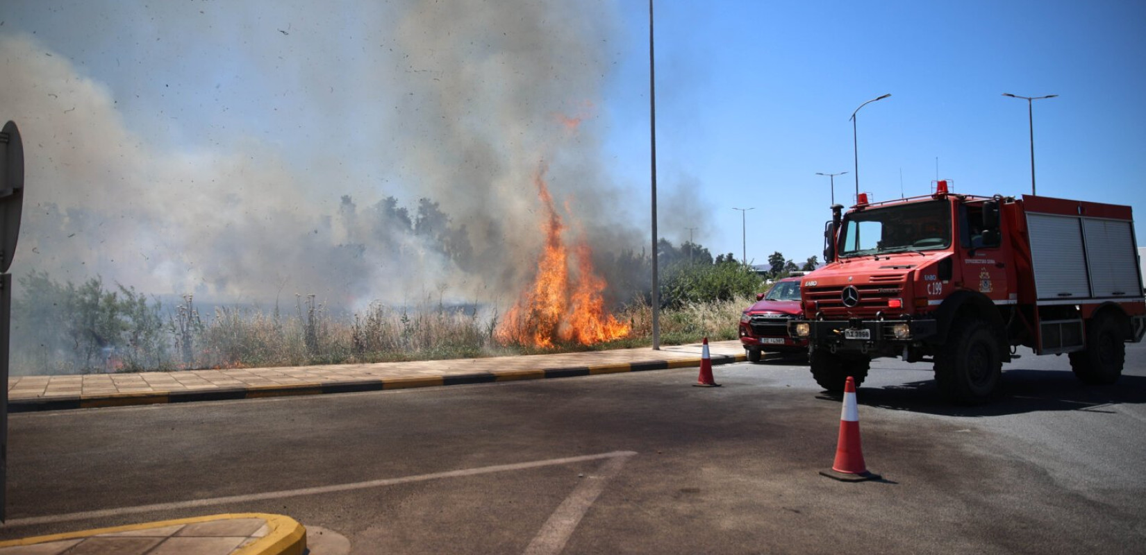 Λάρισα: Φωτιά μαίνεται στο Βαθύρεμα Αγιάς από το μεσημέρι - Δύο πυροσβέστες τραυματίστηκαν (βίντεο)