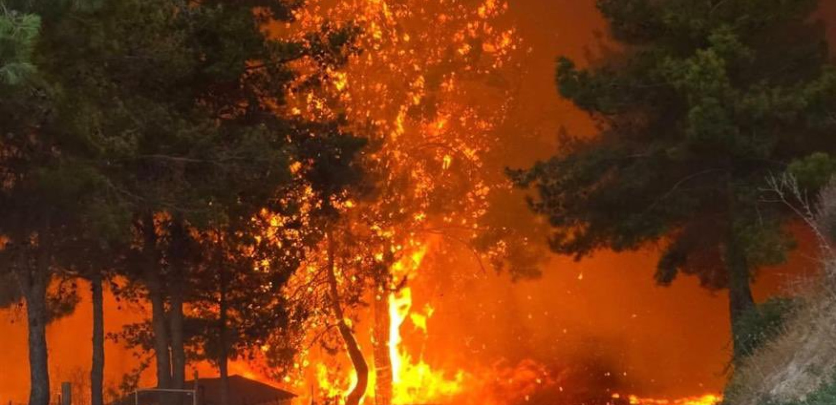 Κύπρος: Ανεξέλεγκτη η φωτιά στη Λεμεσό - Δύο νεκροί, δεκάδες απεγκλωβισμοί, στέλνει ενισχύσεις η Ισπανία (βίντεο)