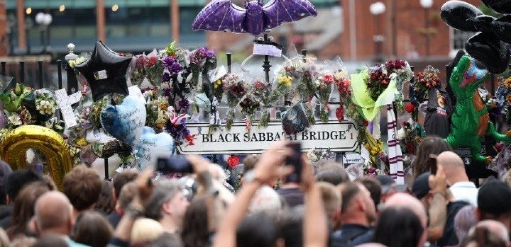 Η οικογένειά του και χιλιάδες θαυμαστές αποχαιρέτησαν τον Όζι Όσμπορν