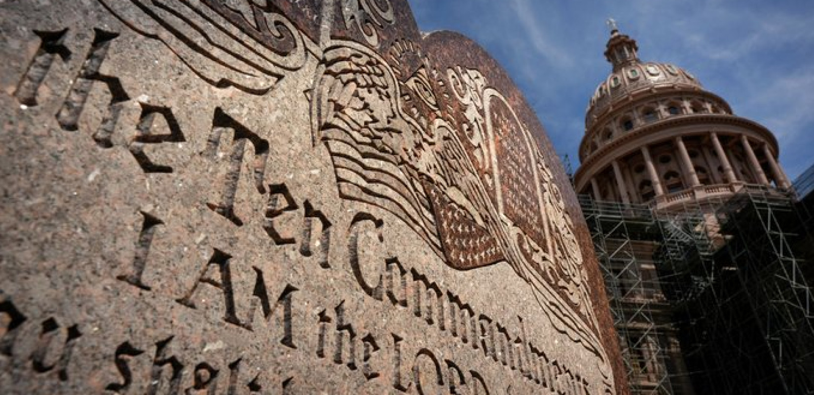 ΗΠΑ: Δικαστής στο Τέξας μπλόκαρε νόμο για να αναρτηθούν οι Δέκα Εντολές σε όλα τα σχολεία