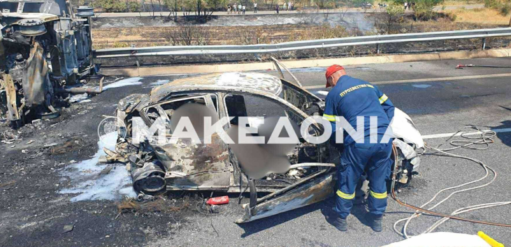 Τραγωδία στην Εγνατία Οδό: Σοκαριστικές φωτογραφίες αμέσως μετά το τροχαίο - Η στιγμή που πυροσβέστης αντικρίζει τις απανθρακωμένες σορούς