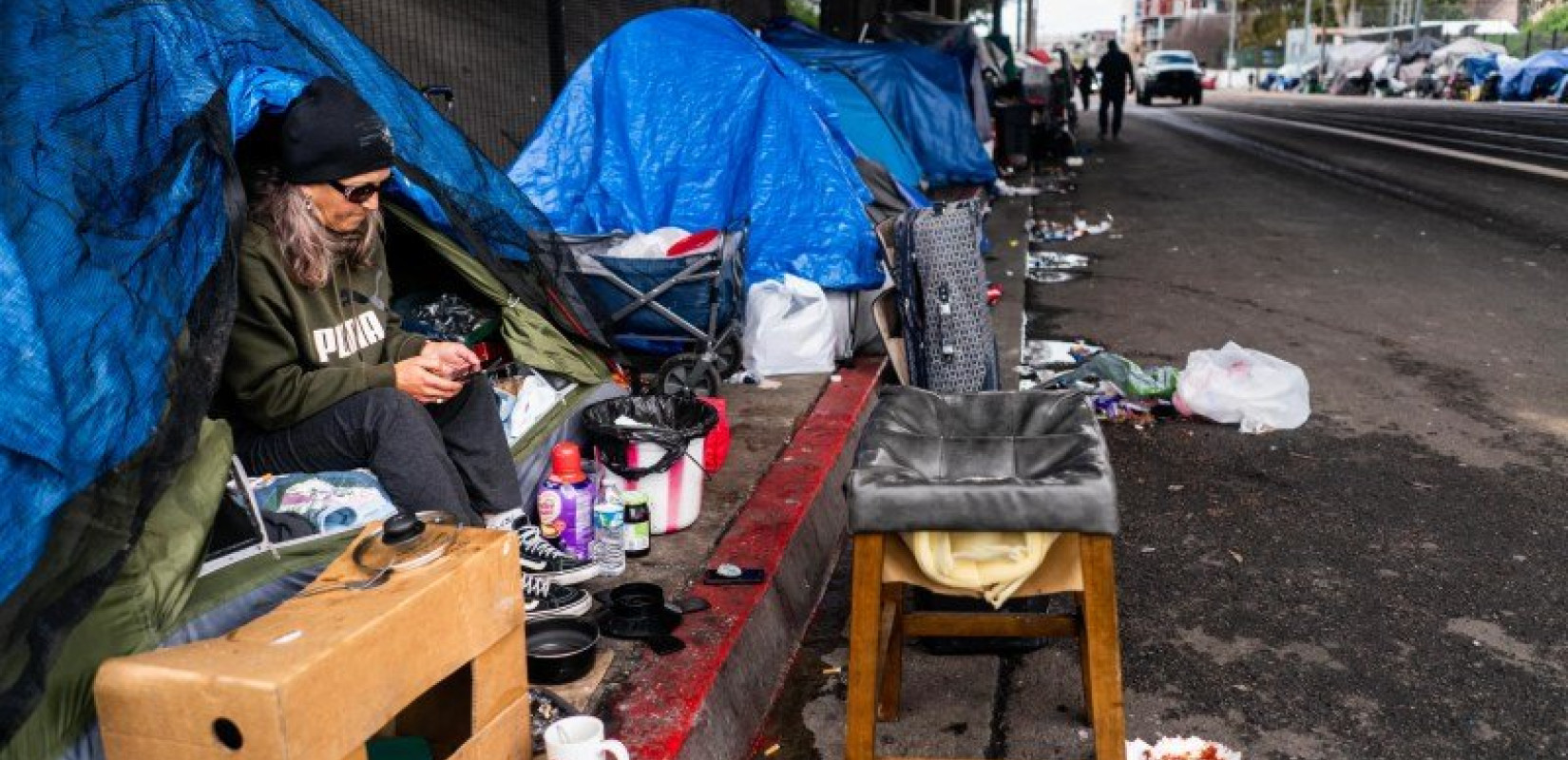 ΗΠΑ: Η κυβέρνηση Τραμπ απειλεί τους άστεγους με φυλάκιση – Παρέμβαση με Εθνοφρουρά στην Ουάσιγκτον