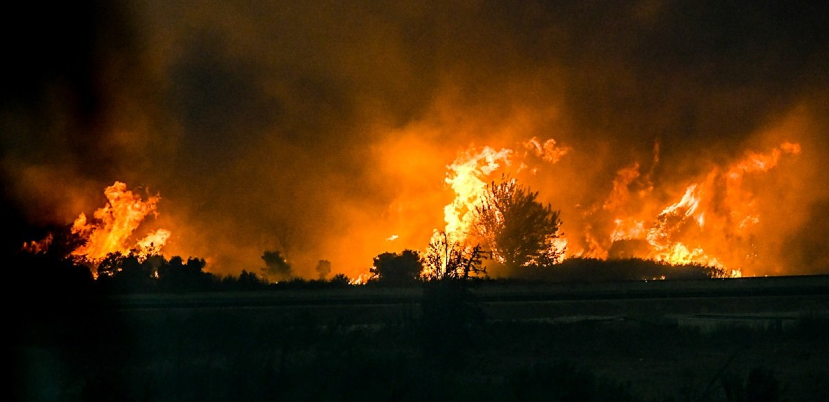 Εκκενώνεται η Κάτω Αχαϊα - Ανεξέλεκτη η φωτιά, καίγονται βιοτεχνίες και εργοστάσια στη ΒΙΠΕ