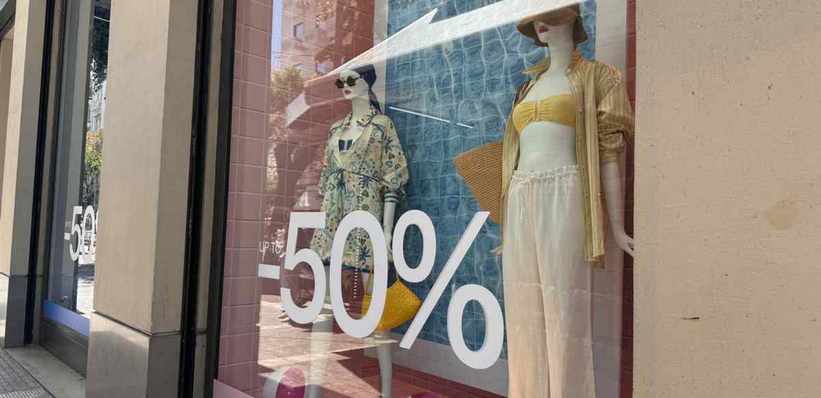 Τα άδεια ταμεία φέρνουν λουκέτα μετά τις θερινές εκπτώσεις