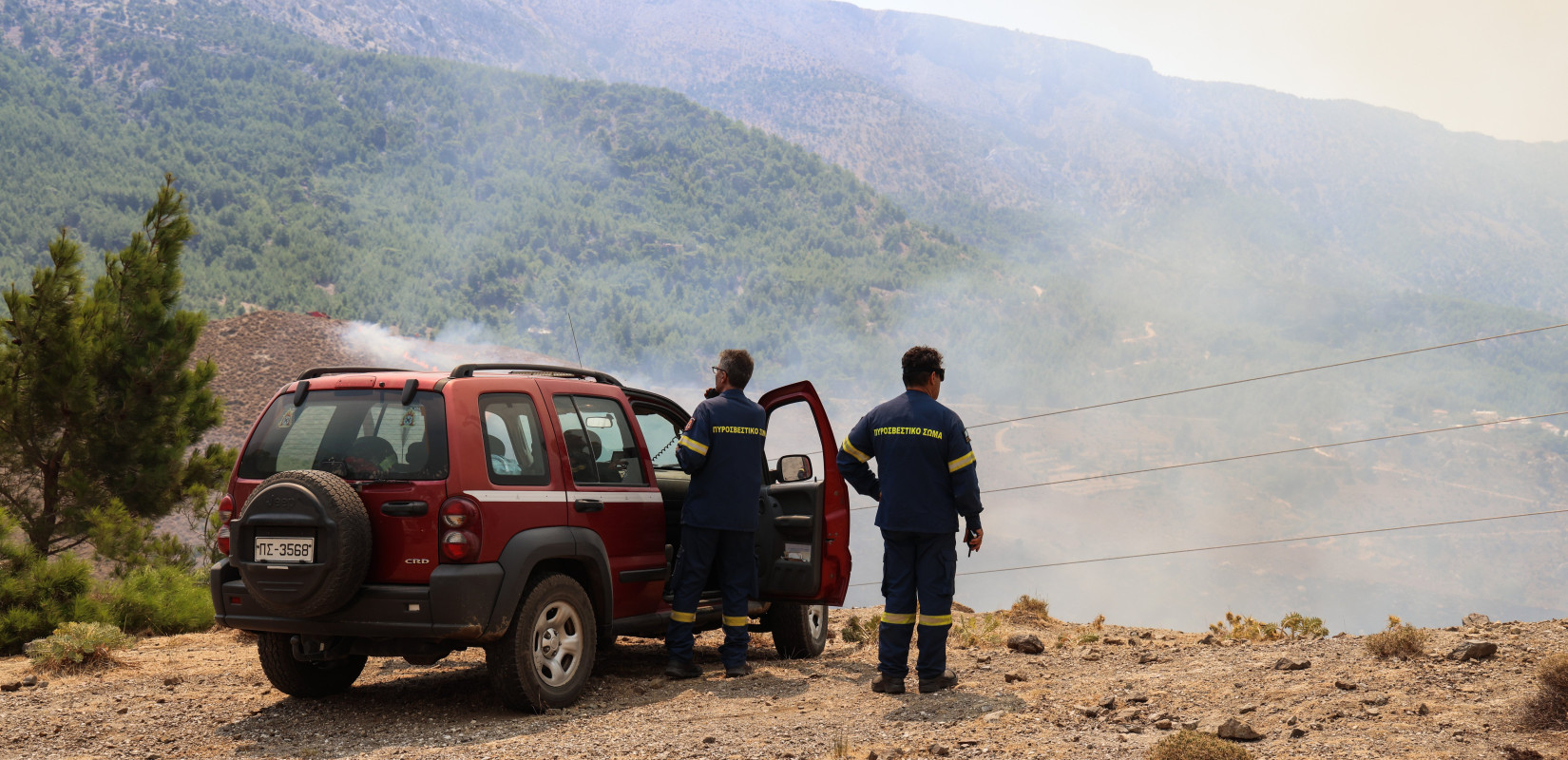 Φωτιά στη Χίο: Μάχη με το χρόνο δίνουν τα συνεργεία του ΔΕΔΔΗΕ για να αποκαταστήσουν την ηλεκτροδότηση