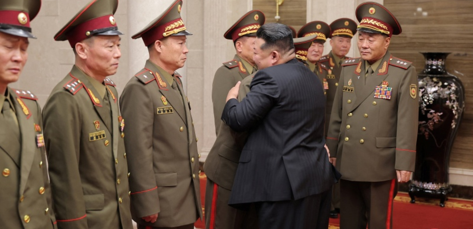 Βόρεια Κορέα: Ο Κιμ Γιονγκ Ουν τιμά και παρασημοφορεί τους στρατιώτες που πολέμησαν στην Ουκρανία