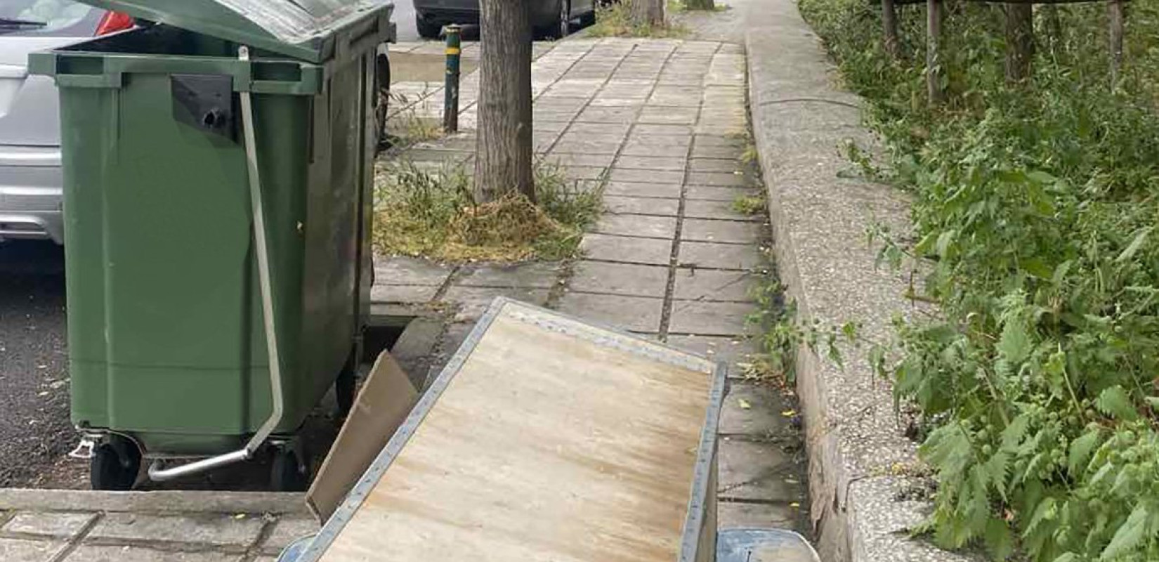 Θεσσαλονίκη: Βάρκα, φέρετρο και αντιδραστήρια αιματολογικών τεστ - Η ασυνειδησία μας συχνάζει έξω από κάδους απορριμάτων