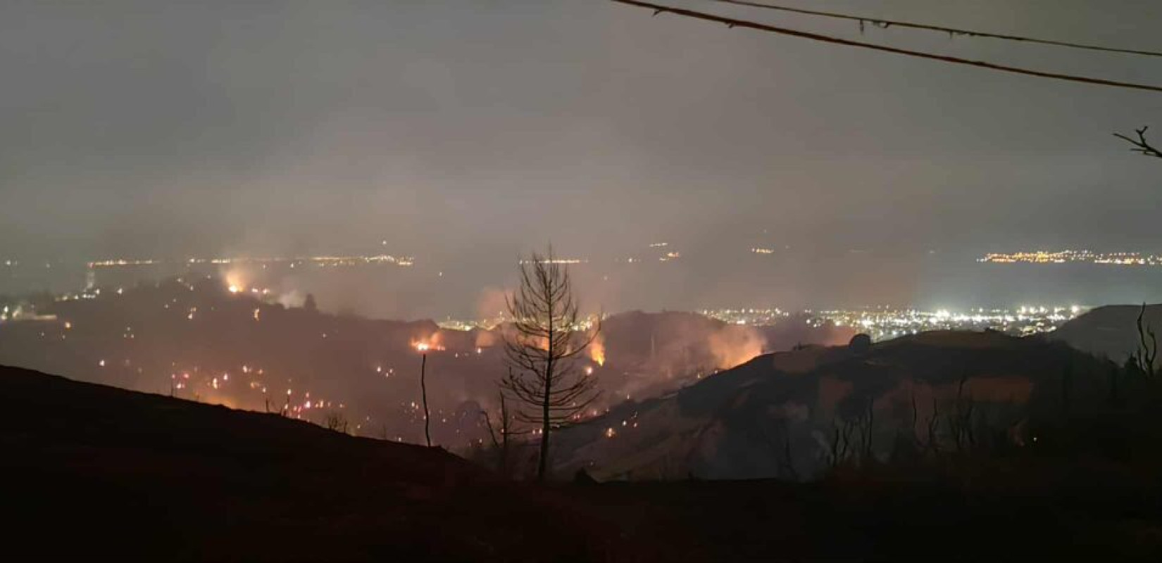 Πάτρα: Στα πρώτα σπίτια της Αρόης οι φλόγες - Κάηκαν σπίτια και εκκλησία στη Δυτική Αχαΐα (βίντεο)