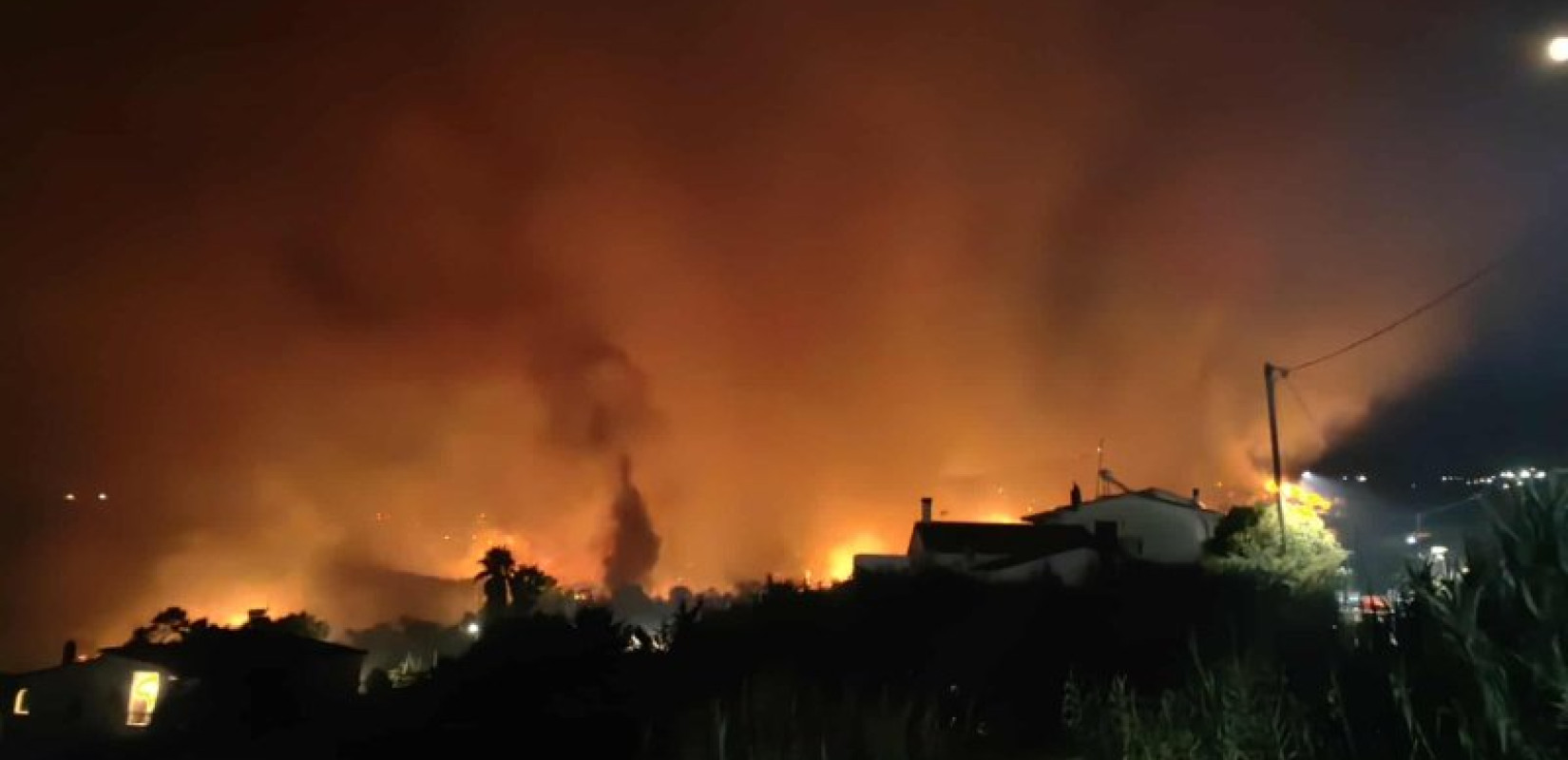 Πύρινη κόλαση σε Αχαΐα, Χίο, Πρέβεζα και Ζάκυνθο: Δύο νέα μέτωπα σε Μέγαρα και Κεφαλονιά - Ξεκίνησαν οι πρώτες ρίψεις των εναέριων μέσων (βίντεο)