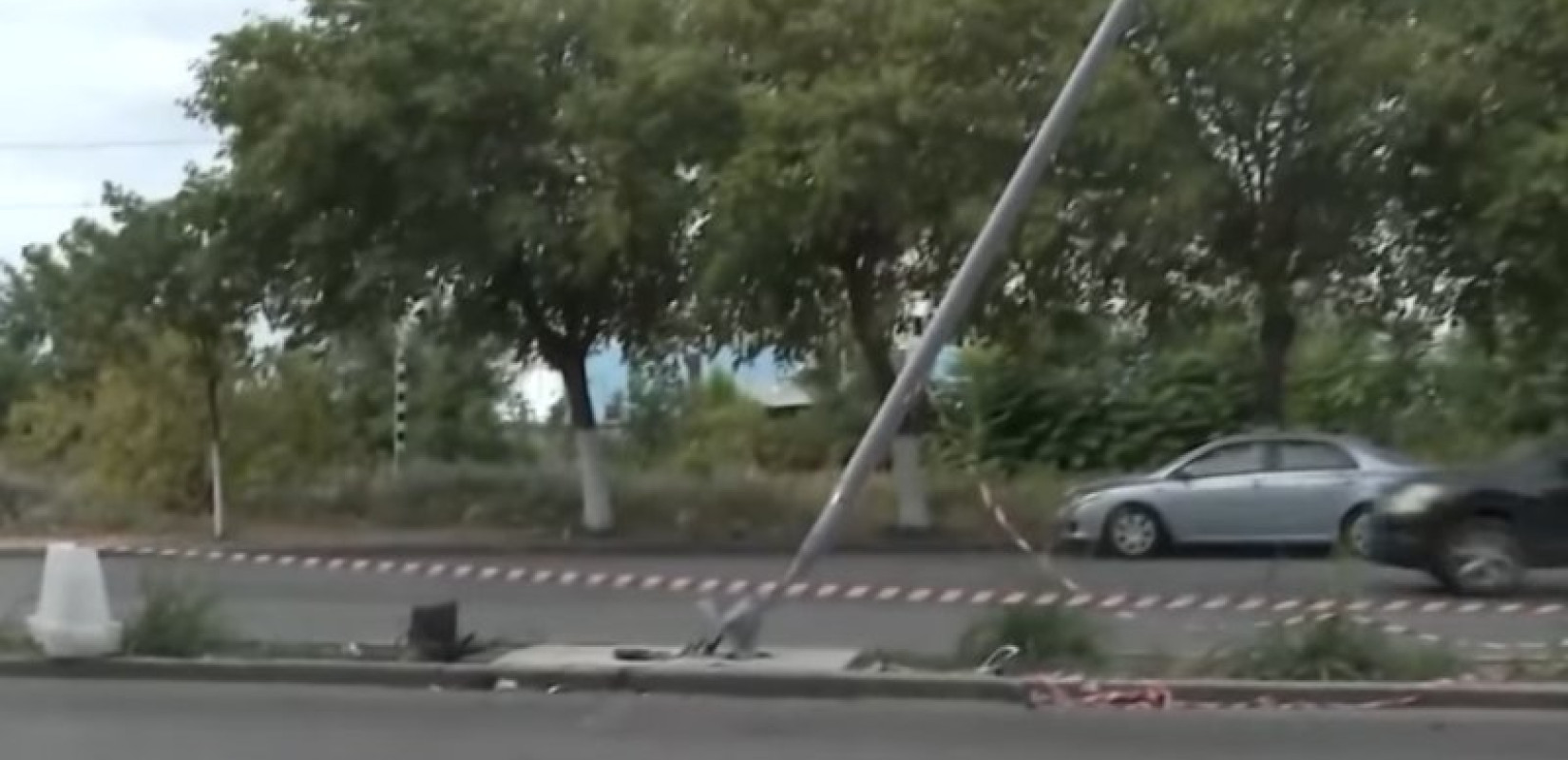 Τροχαίο στη δυτική Θεσσαλονίκη: ΙΧ «καρφώθηκε» σε κολώνα φωτισμού - Ένας τραυματίας (βίντεο)