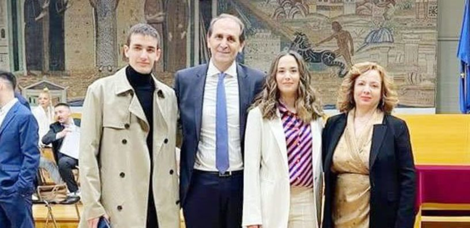 Οικογενειακή φωτογραφία στην ορκωμοσία της κόρης του