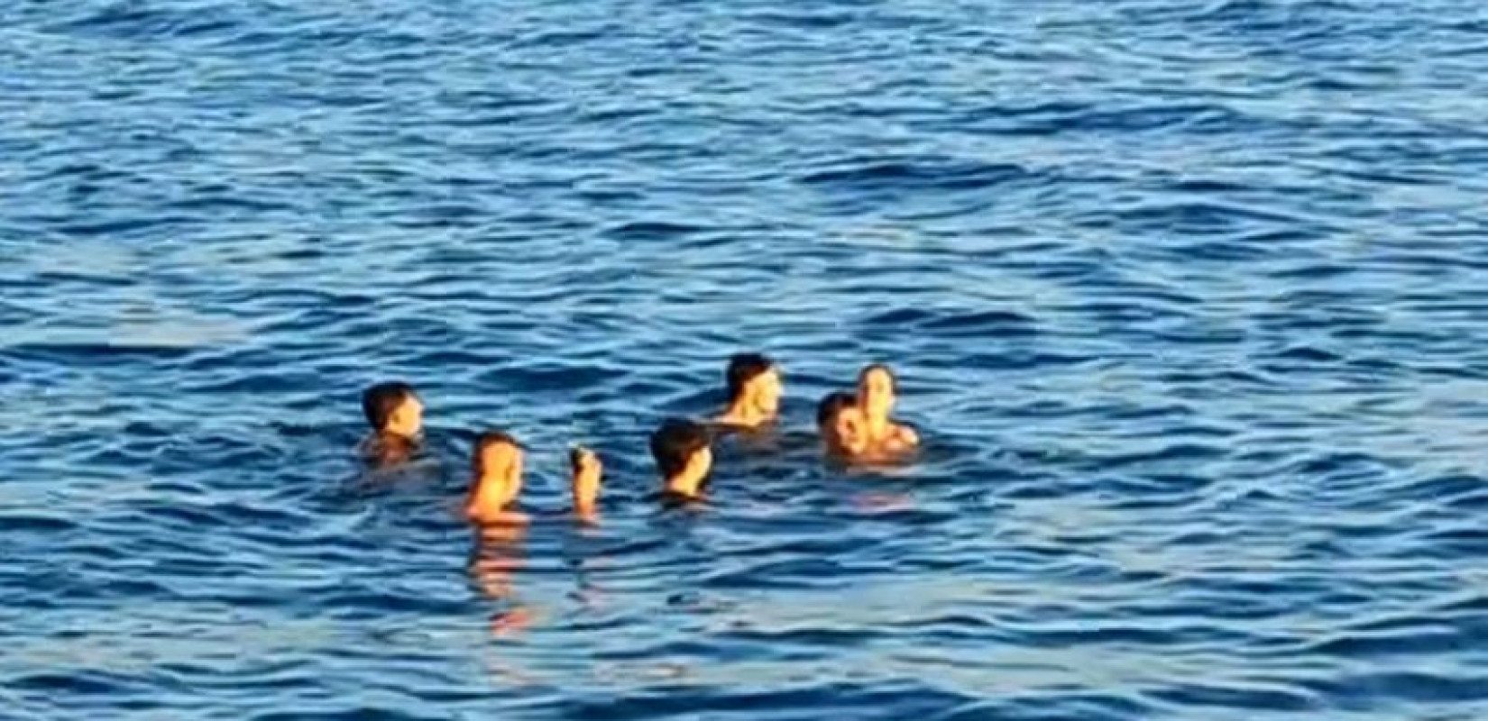 Θεσσαλονίκη: Νεαροί βούτηξαν στον Θερμαϊκό μπροστά στον Λευκό Πύργο (βίντεο)