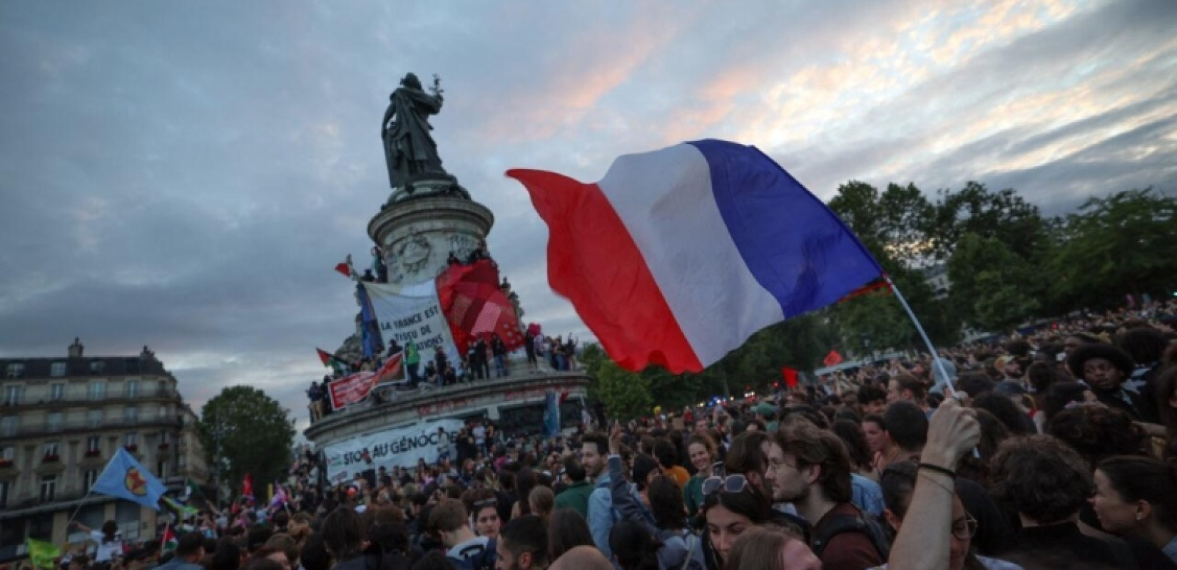 Γαλλία: Το 63% των πολιτών θέλει διάλυση της Βουλής – Πιέσεις στον Μακρόν ενόψει ψήφου εμπιστοσύνης