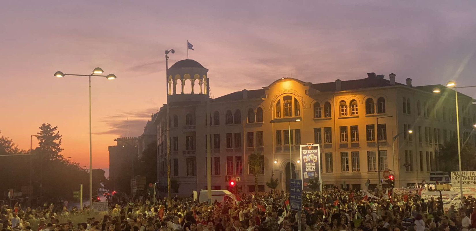 Θεσσαλονίκη: Πλήθος κόσμου στη ΧΑΝΘ - Συγκέντρωση του ΠΑΜΕ και των συγγενών θυμάτων των Τεμπών