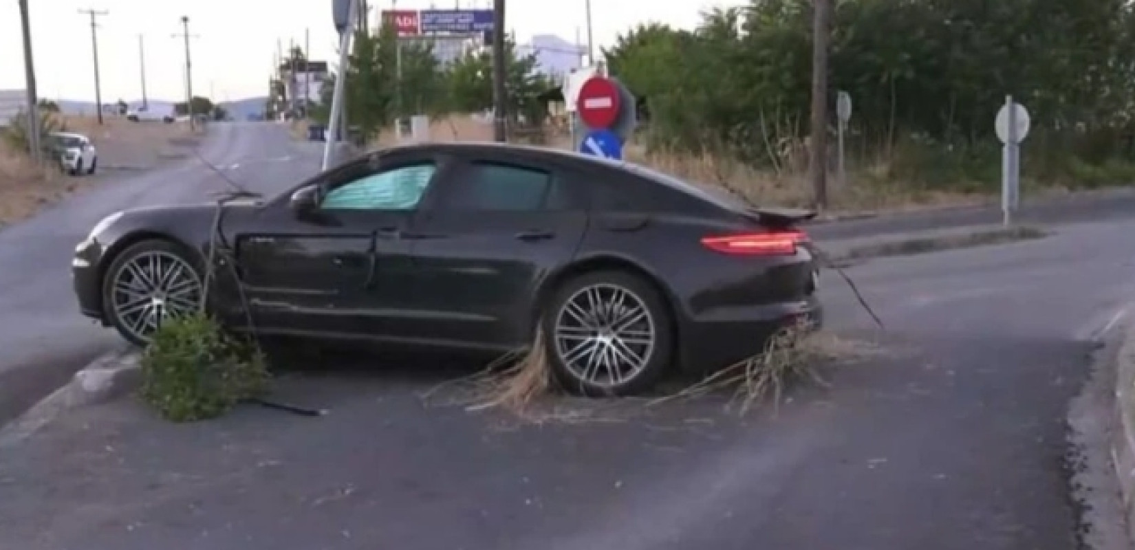 Θεσσαλονίκη: Σοβαρό τροχαίο στη Θέρμη - Δύο τραυματίες, ο ένας οδηγός διέφυγε πεζός (βίντεο)