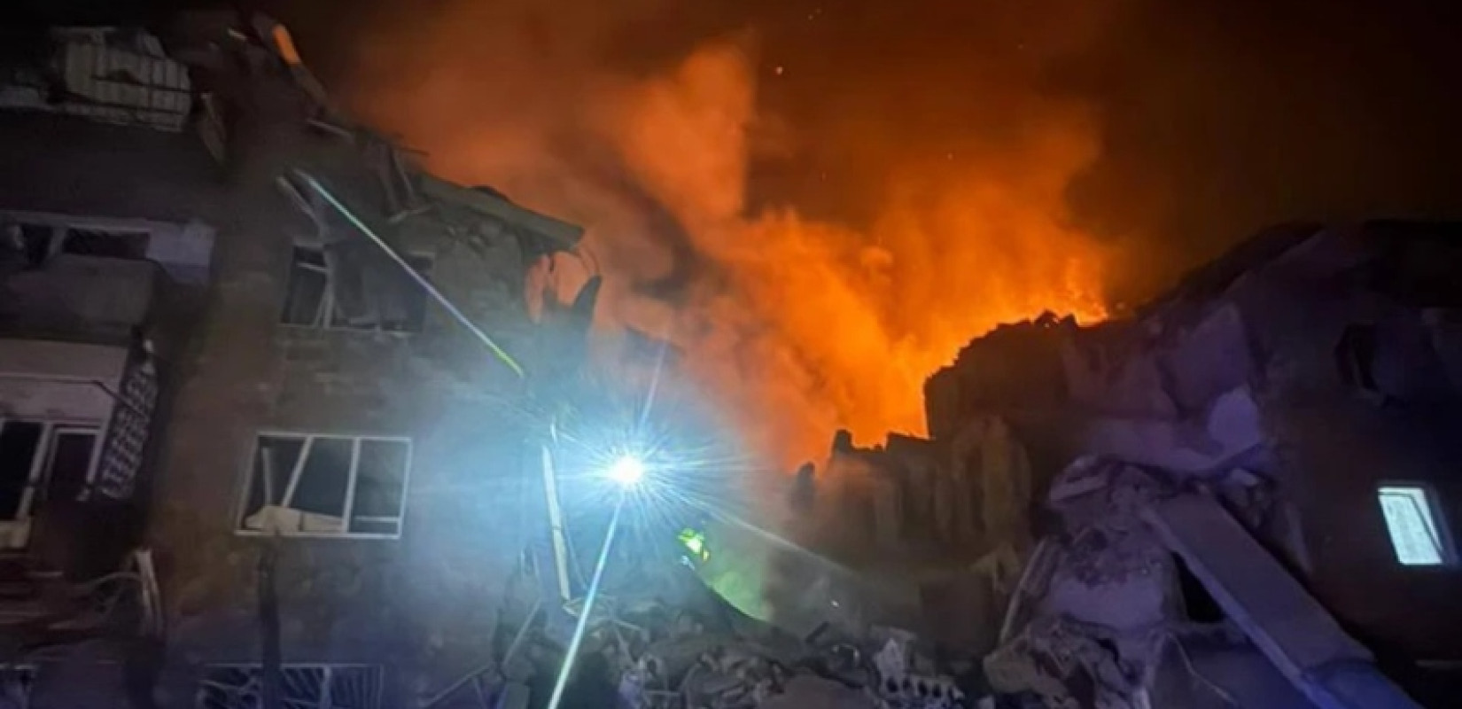 Σφοδρή ρωσική επίθεση με πυραύλους στο Κίεβο – Τρεις νεκροί, ανάμεσά τους ένα παιδί (βίντεο)