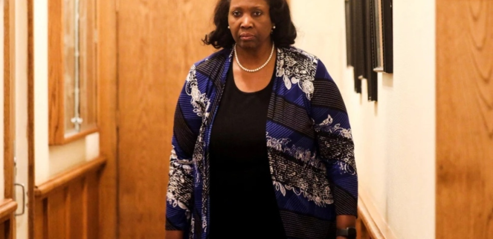 Η κυβερνήτρια της Fed Λίζα Κουκ μήνυσε τον πρόεδρο Τραμπ αμφισβητώντας το δικαίωμά του να την απολύσει