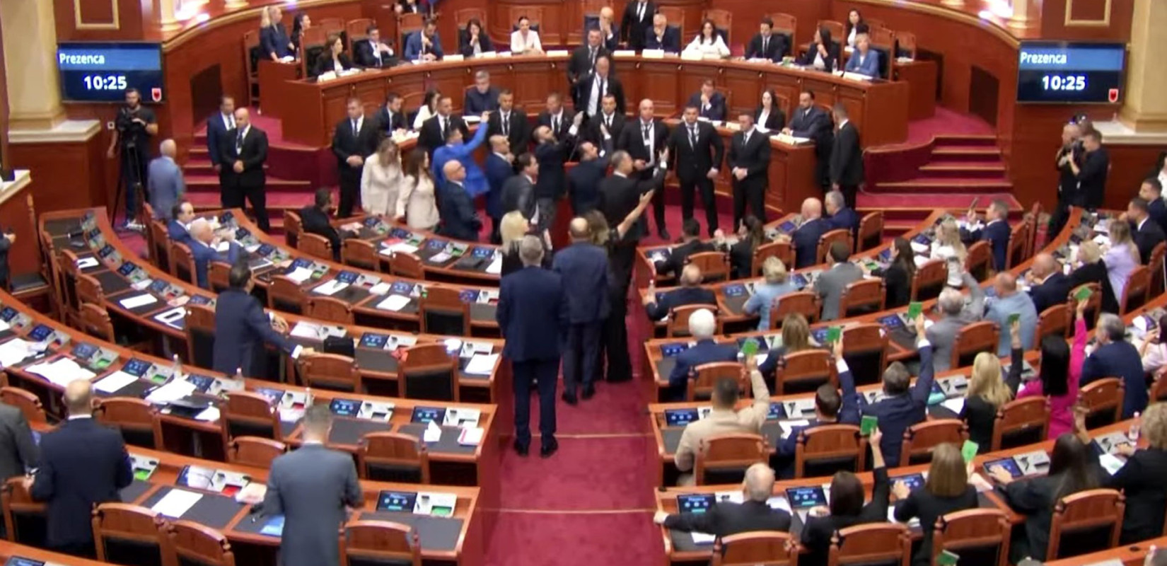 Αλβανία: Συγκρούσεις, φωτοβολίδες και εκτόξευση νερού μέσα στο κοινοβούλιο