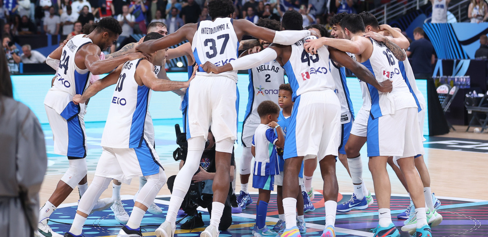 «Ελλάς ολέ, ολέ»: Ο χορός και το τραγούδι των Ελλήνων στο κέντρο του γηπέδου (βίντεο)