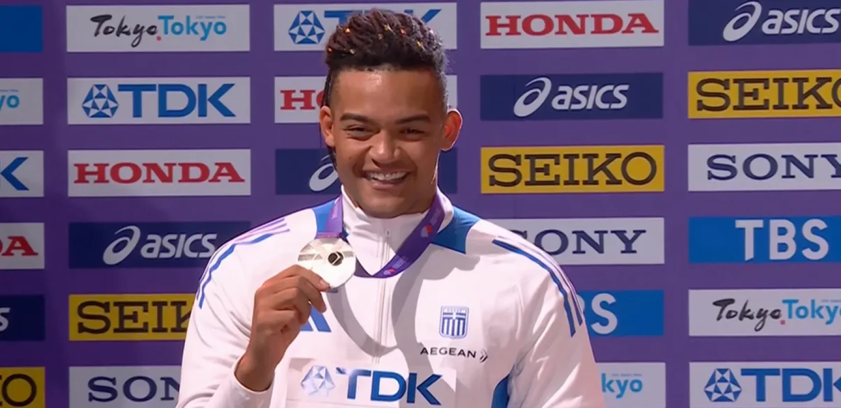 Στίβος: Η απονομή του αργυρού μεταλλίου στον Εμμανουήλ Καραλή  (βίντεο)