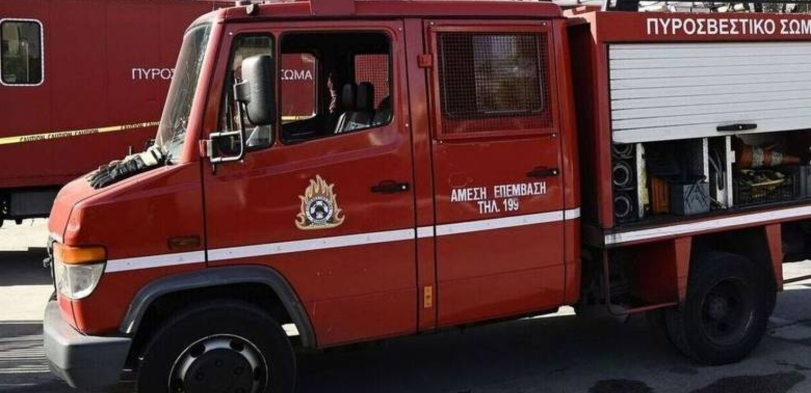 Ήχησε το 112 στην Πάτρα για τους καπνούς από τη φωτιά σε παλιό εργοστάσιο