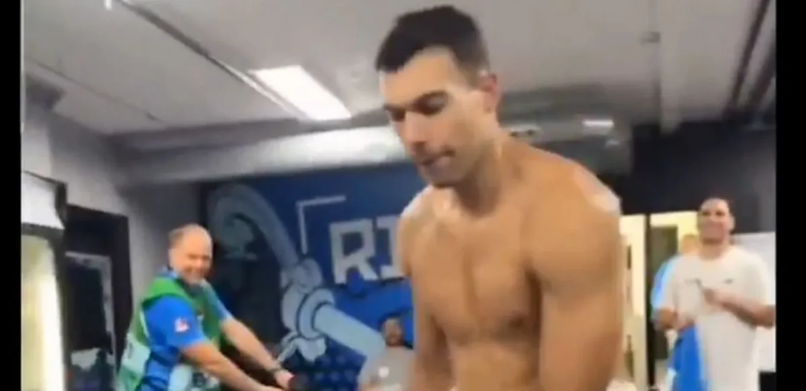 Μπάσκετ: Ο Γιάννης κάνει story και ο Σλούκας χορεύει φορώντας μόνον την πετσέτα του (βίντεο)