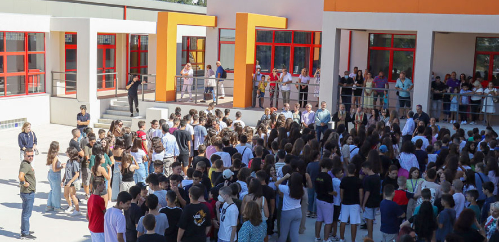 Οι τράπεζες βρήκαν ρόλο και στους αγιασμούς των σχολείων μέσω του προγράμματος «Μαριέττα Γιαννάκου» - Τι καταγγέλλει ο δήμος Νεάπολης-Συκεών