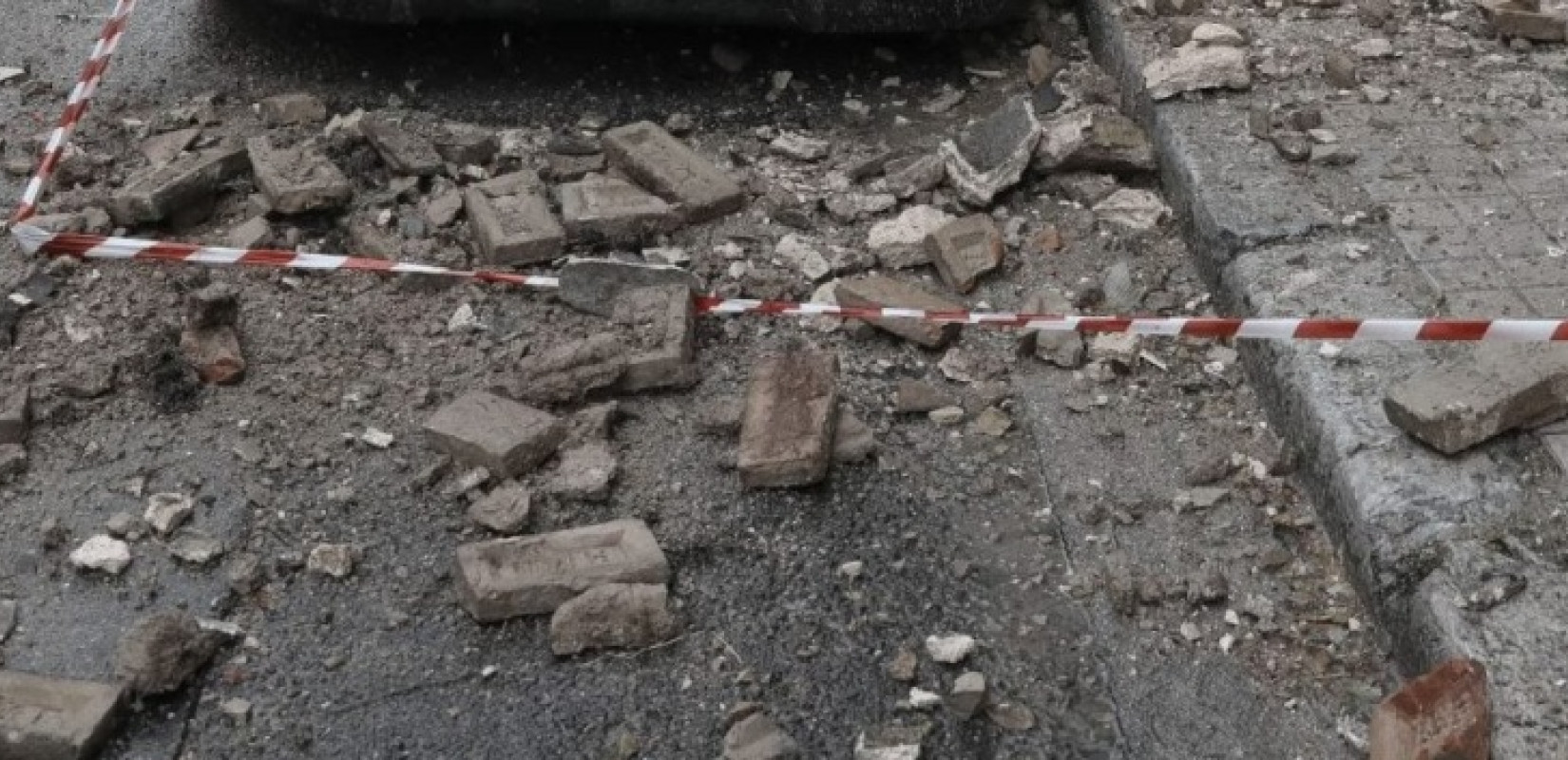 Ηράκλειο: Κατέρρευσαν δύο τμήματα μπαλκονιών στο κέντρο της πόλης - Δεν υπήρξαν τραυματισμοί