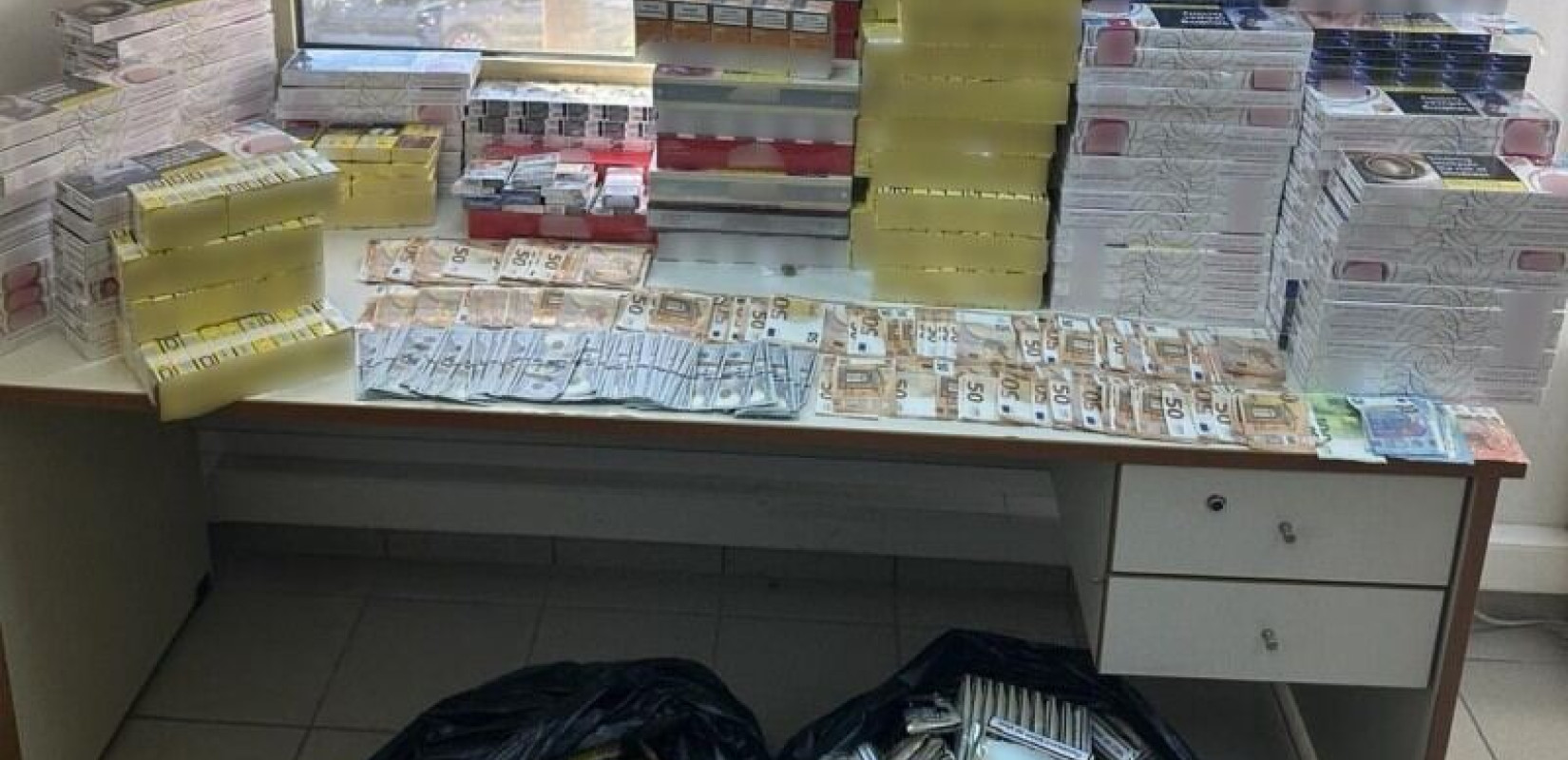 Θεσσαλονίκη: Εξαρθρώθηκε δίκτυο λαθρεμπορίας καπνικών προϊόντων - «Θησαυρός» με 2.800 πακέτα και 21.900 ευρώ