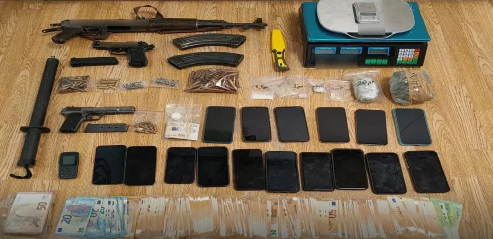 Εξαρθρώθηκε σπείρα διακίνησης ναρκωτικών - Κέρδη 8 εκατ. ευρώ, βαρύς οπλισμός και ένας τόνος κάνναβης