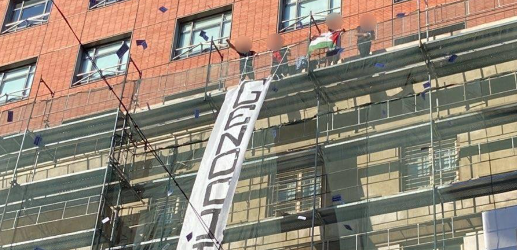 Θεσσαλονίκη: Ελεύθεροι οι έξι συλληφθέντες για την ανάρτηση πανό στο προξενείο των ΗΠΑ (βίντεο)