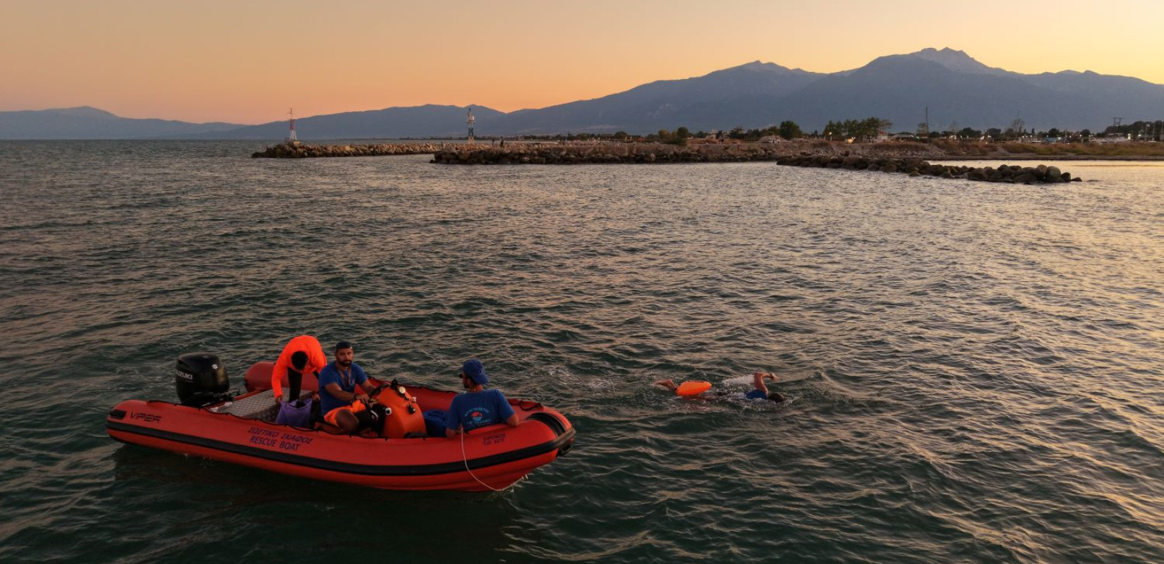 Κατερίνη: Κολύμπησε 41 χιλιόμετρα σε 13,5 ώρες για να αναδείξει την τουριστική Πιερία