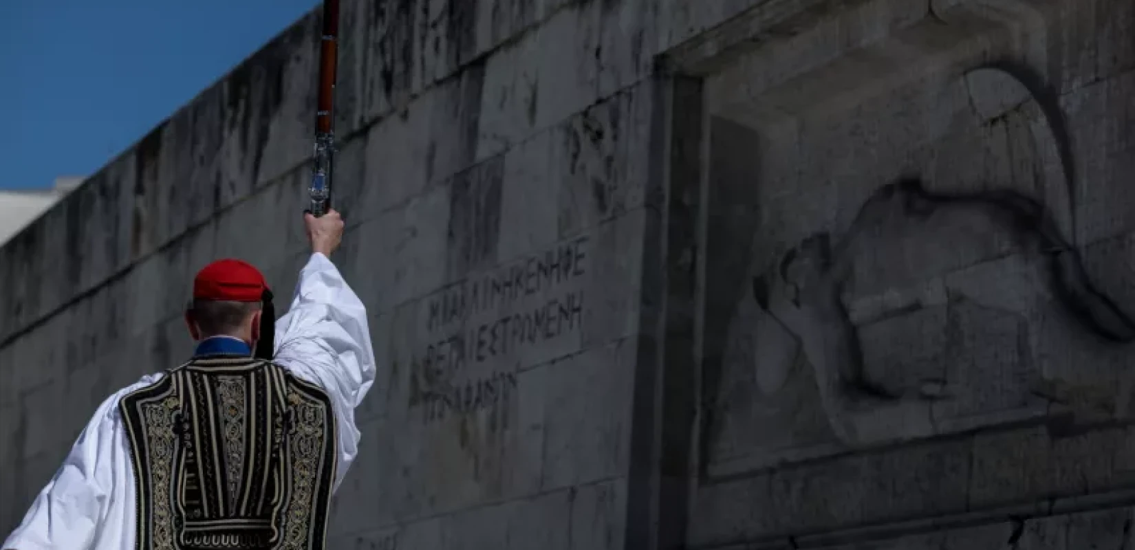 Πυρ ομαδόν της αντιπολίτευσης στις ανακοινώσεις Μητσοτάκη για μνημείο Αγνώστου Στρατιώτη και Ρούτσι