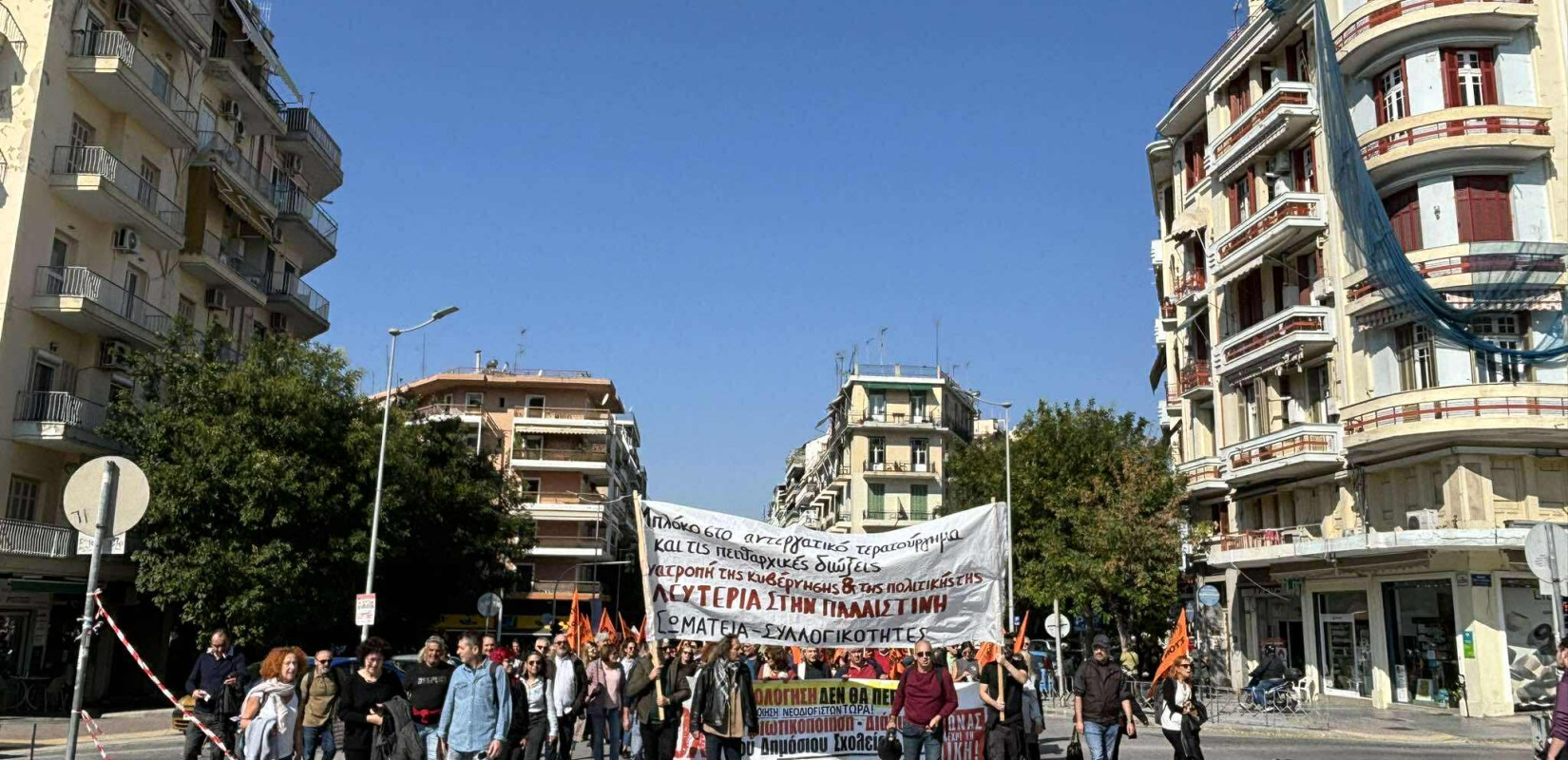 Θεσσαλονίκη: Πορεία διαμαρτυρίας αντιεξουσιαστών και εκπαιδευτικών στην Καμάρα - «Να μην περάσει το αντεργατικό νομοσχέδιο»