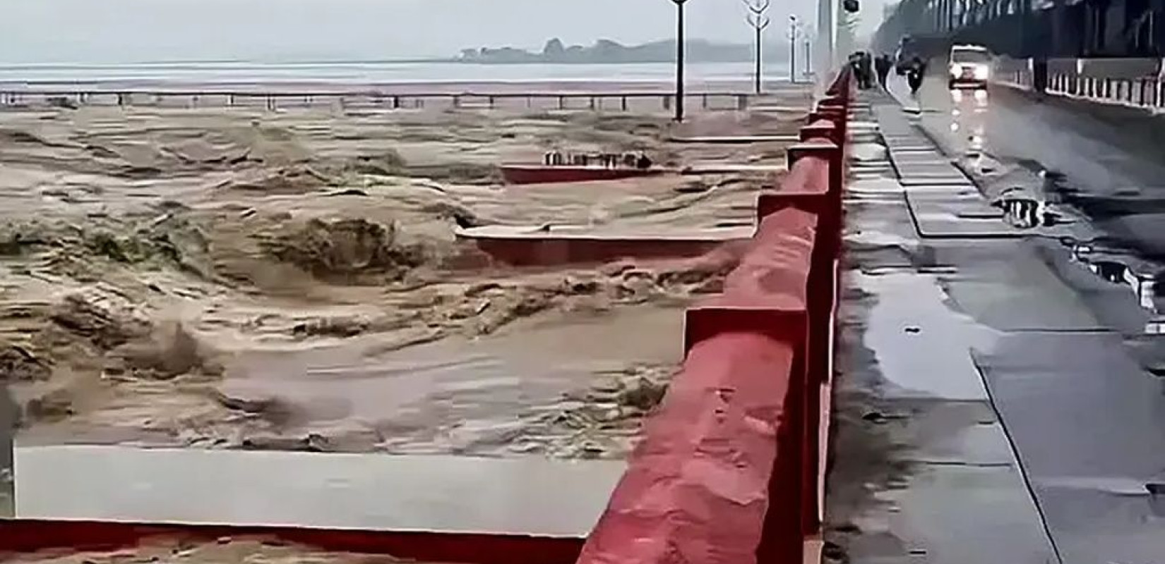 Ινδία - Νεπάλ: Τουλάχιστον 60 νεκροί από πλημμύρες και κατολισθήσεις (βίντεο)