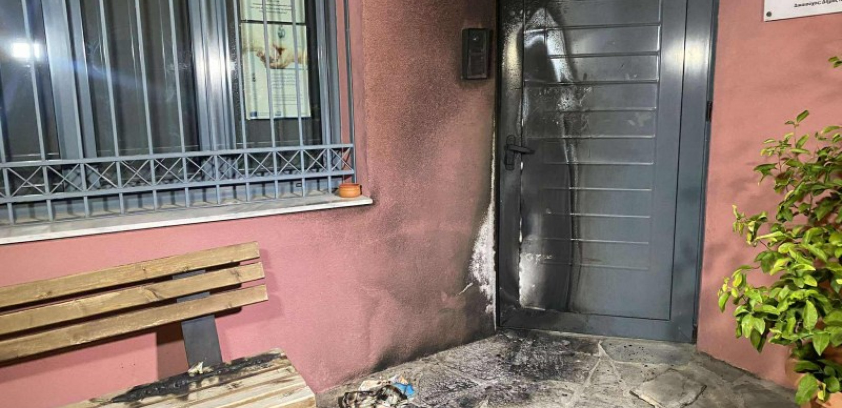 Θεσσαλονίκη: Άγνωστοι τοποθέτησαν γκαζάκι στα ΚΕΠ Νέαπολης - Προκλήθηκαν φθορές από φωτιά