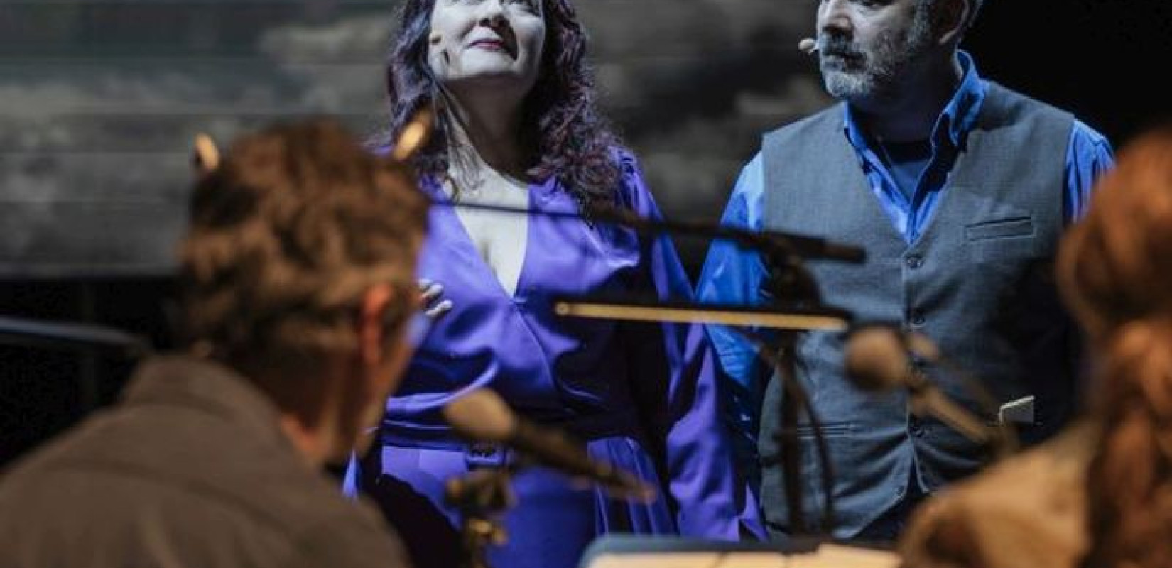 Madre Salonico: Η Ζάνα, ο Ιντό και μια γλώσσα που αρνείται να σιωπήσει – Μια παράσταση για τη μνήμη των Σεφαραδιτών της Θεσσαλονίκης