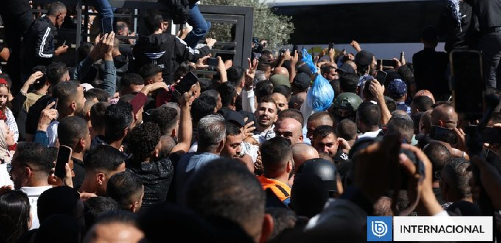 Γάζα: Έκρηξη χαράς στη Ραμάλα με την επιστροφή Παλαιστινίων ομήρων (βίντεο)