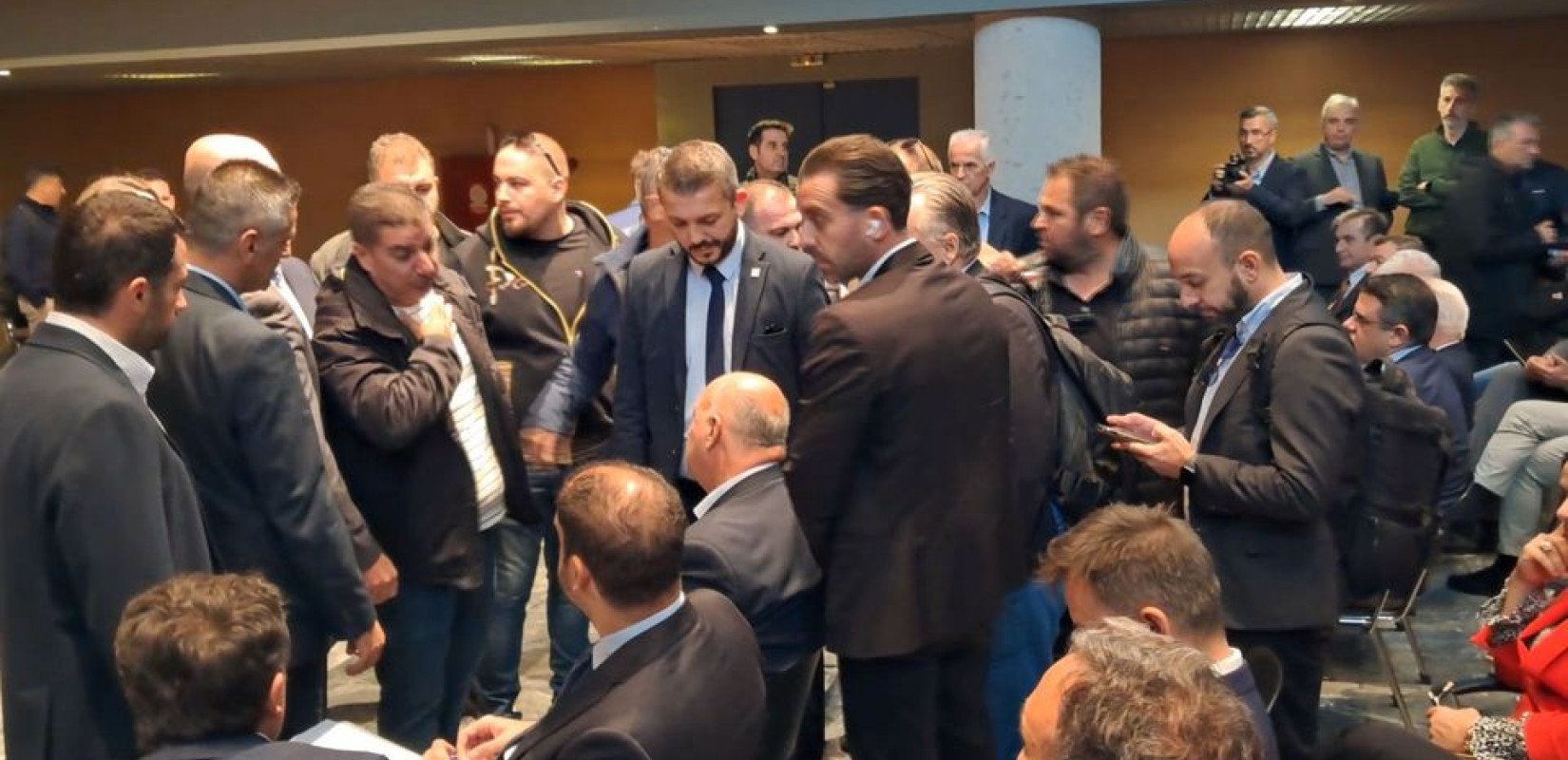 Λιβαδειά: Αγρότες μπούκαραν στο διοικητήριο και περικύκλωσαν τον Κ. Τσιάρα - Η αστυνομία έκανε ρίψη χημικών (βίντεο)