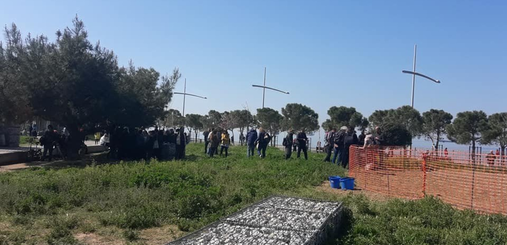Έπεσαν... βόμβες σπόρων στη Νέα Παραλία