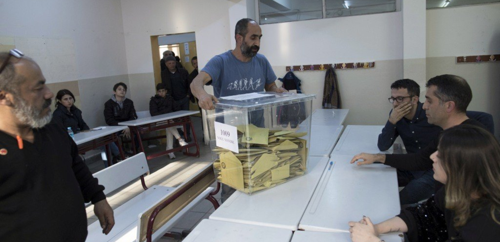 Ο υποψήφιος της αντιπολίτευσης Εκρέμ Ιμάμογλου είναι και επίσημα ο νέος δήμαρχος Κωνσταντινούπολης