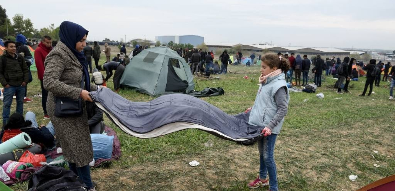 Παραμένουν εκατοντάδες πρόσφυγες έξω από τη δομή φιλοξενίας στα Διαβατά